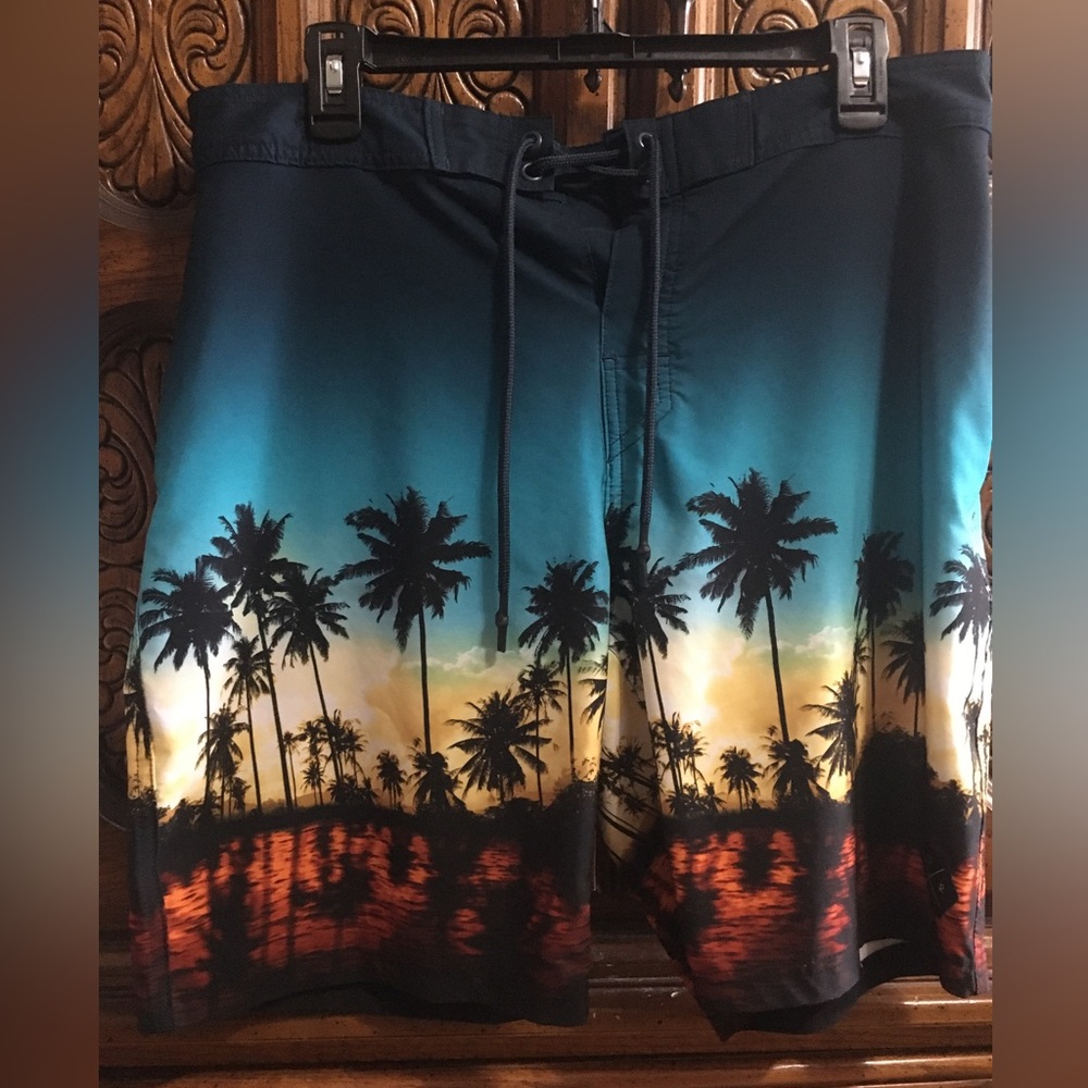 Mens Tropical Surf 🏄♂️ shorts - Picture 10 of 10